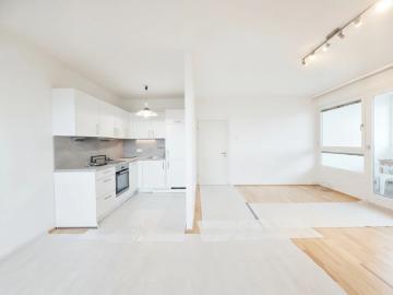 Wohnen über den Dächern der Stadt: 3 Zimmer Wohnung mit Loggia im 14. Stock