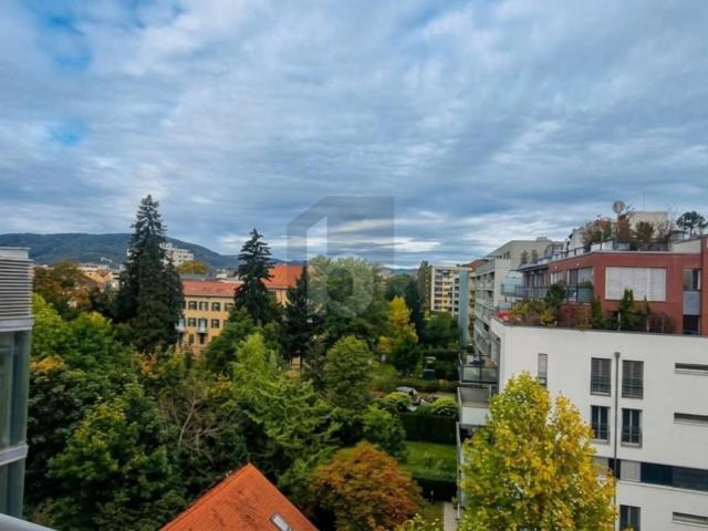 WOHNEN ÜBER DEN DÄCHERN:ELEGANTE DACHGESCHOSSWOHNUNG MIT BALKON UND GARTENMITBENUTZUNG