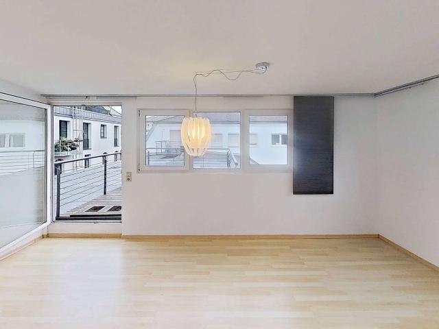 Wohnen über den Dächern Stuttgarts: Helle 2 Zimmer Wohnung mit Pantryküche & Dachterrasse