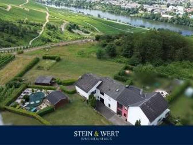 Wohnen über der Mosel: Modernisiertes Doppelangebot mit großem Grundstück