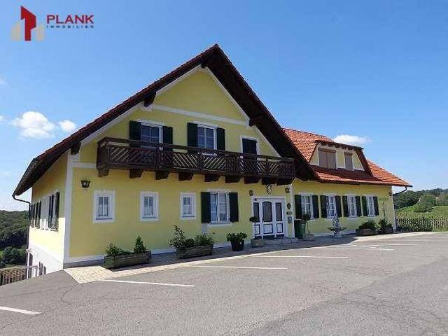 Wohnen, Vermieten & Arbeiten im Thermenland – bekannter Heuriger mit Gästehaus, Wohnungen, eigenem Weingarten und ca. 5 ha Grund