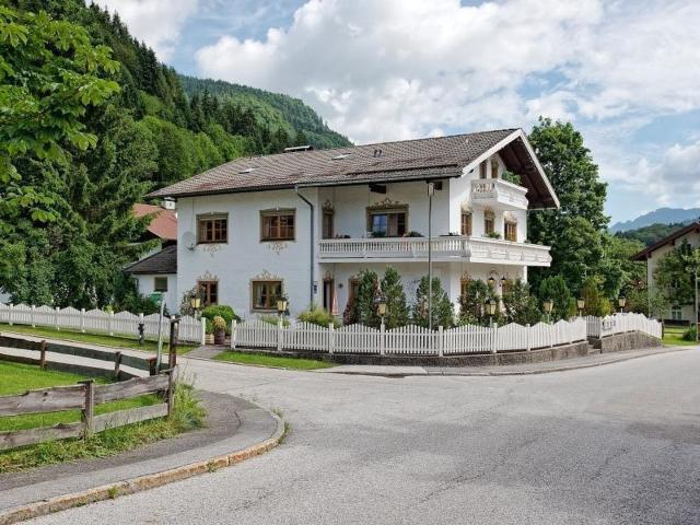 Wohnen/Arbeiten, ruhige Gewerbe möglich, Chiemseenähe, Haus mit 12 Zimmer, 7 Duschen/WC, Bergblick
