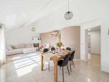 WOHNKOMFORT AUF ZWEI EBENEN 4.5 ZIMMER MAISONETTE NUR WENIGE MINUTEN VON DER STADT