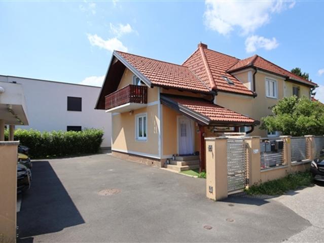 Wohnkomfort in Sackgassenlage Doppelhaushälfte mit 2 Wohneinheiten, Garten, Terrasse & Balkon