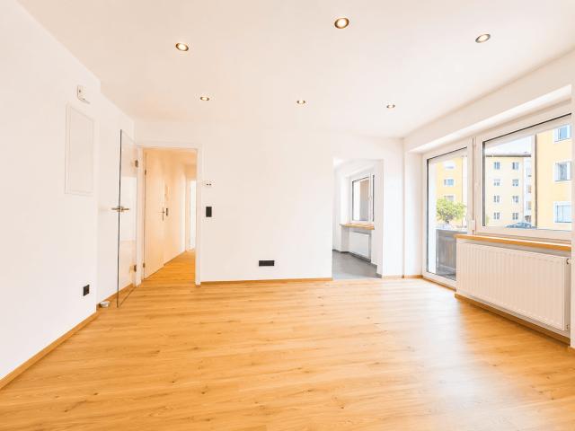 WOHNKOMFORTAUFHÖCHSTEM NIVEAU– KERNSANIERTE 3 ZIMMER WOHNUNG IN RUHIGER LAGE IN ST. JOHANN