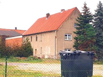 Wohnhaus mit Nebengelass und großem Grundstück