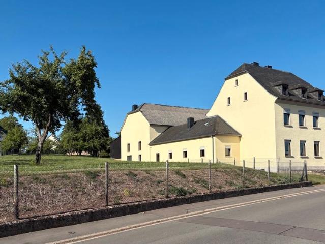 Wohnhaus und Nebengebäude auf außergewöhnlich großem Grundstück