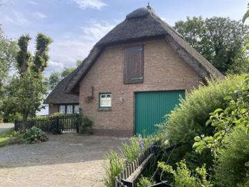 Wohnhaus unter Reet mit Grundstück direkt an der Jade, Bootsanleger, in ländlicher Lage von Jade zu vermieten
