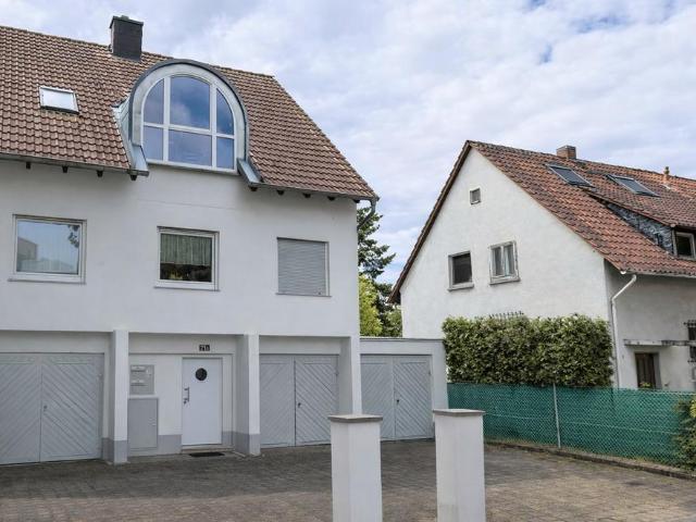 Wohnhaus auf ca. 690 m² Grundstück mit 3 Garagen in Frankfurt am