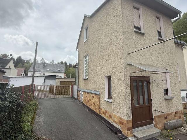 Wohnhaus Doppelhaushälfte mit 2 Garagen und viel Nebengelass