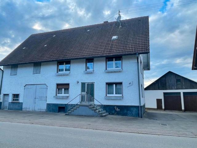 Wohnhaus freistehend mit Halle