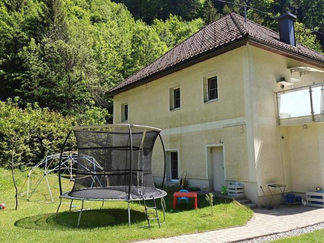 Wohnhaus in Labientschach: Gepflegtes Domizil mit Balkon und Garage, großes Grundstück!