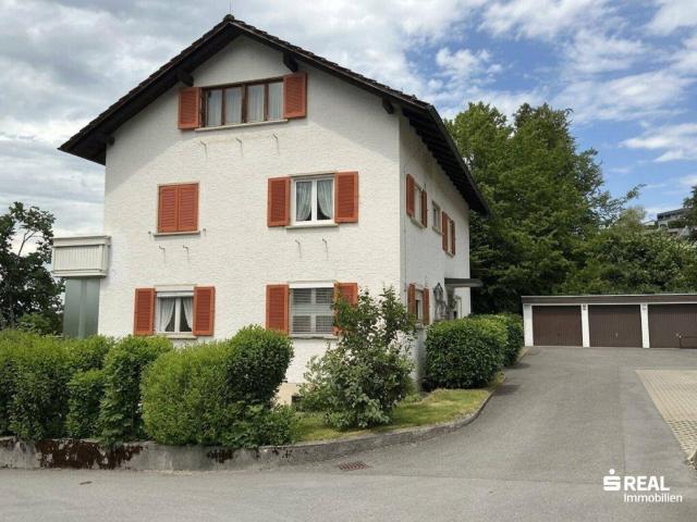 Wohnhaus in sehr guter Lage mit 3 Wohnungen, Garagen und eigenem Wald zu verkaufen