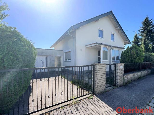 WOHNHAUS IN SEHR RUHIGER SCHÖNER LAGE AM STADTRAND VON WELS ZWEI PARZELLEN RIESEN GARTEN ZWEI GARAGEN