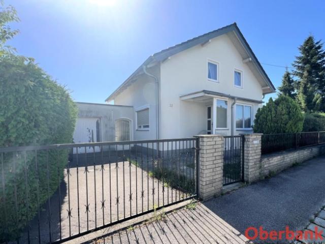 WOHNHAUS IN SEHR RUHIGER SCHÖNER LAGE AM STADTRAND VON WELS ZWEI PARZELLEN RIESEN GARTEN ZWEI GARAGEN