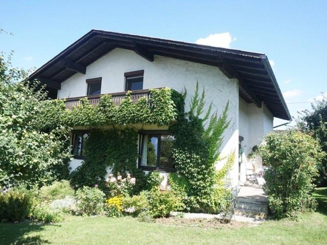 Wohnhaus klassischer Baustil in guter Stadtrandlage