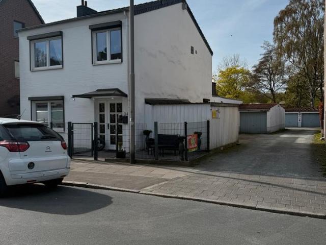 Wohnhaus mit 10 vermieteten Garagen und laufenden Einnahmen