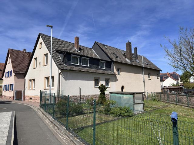 Wohnhaus mit 2 3 Einheiten: Ideal als Mehrgenerationenhaus oder zum Wohnen & Arbeiten!