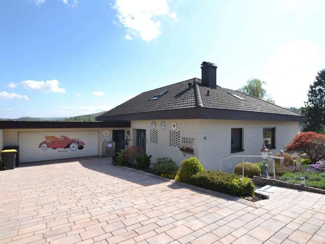Wohnhaus mit 2 Wohneinheiten, Einliegerwohnung sowie Doppel garage in 37632 Eschershausen!