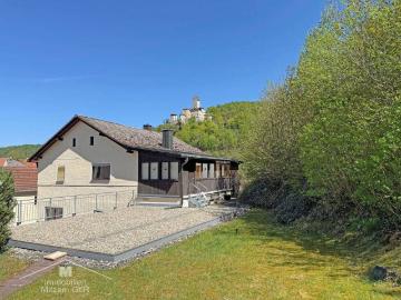Wohnhaus mit 2 Wohneinheiten und Doppelgarage in zentraler Ortsrandlage mit traumhaftem Ausblick