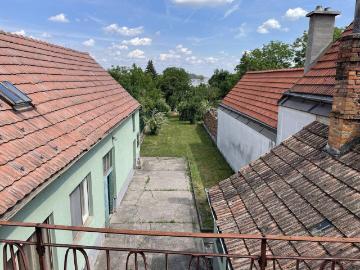 WOHNHAUS MIT 2 WOHNEINHEITEN UND GROSSEM GARTEN, SCHUPPEN UND NEBENGEBÄUDE RUHELAGE!