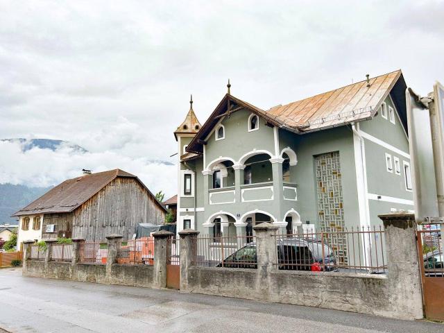 Wohnhaus mit 2 Einheiten auf großem Grundstück in Zirl