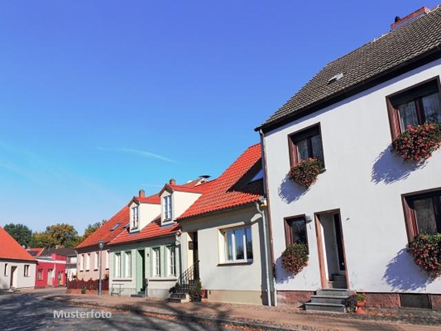 Wohnhaus mit 2 Garagen auf großem Grundstück