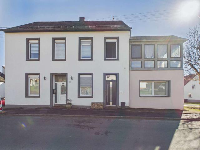 Wohnhaus mit 2 neuen Ferienwohnungen&Halle & Bau Grundstück in Berndorf zu verkaufen!