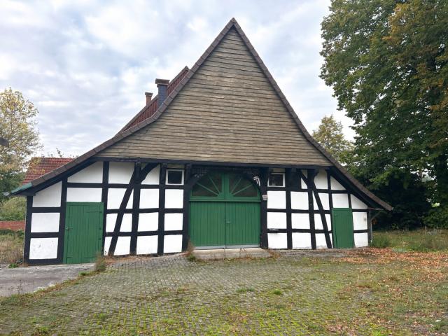 Wohnhaus mit 6 Zimmern, vier Garagen, ca. 1,8 ha Grünland/Gehölz in Bissendorf Linne – von privat