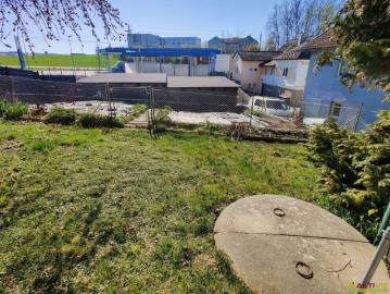 Wohnhaus mit 9 Zimmern, großem Grundstück und vielseitigen Nebenflächen in Altheim