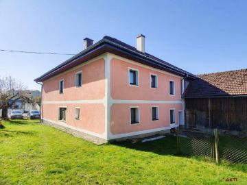 Wohnhaus mit 9 Zimmern, großem Grundstück und vielseitigen Nebenflächen in Altheim