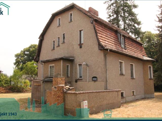 Wohnhaus mit Charm, Souterrain und Nebengebäude auf großem Grundstück in Seenähe