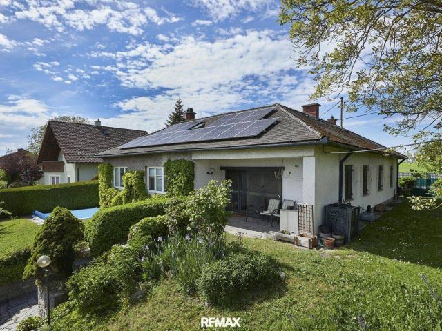 Wohnhaus mit Garten, Pool & Blick bis ins Gebirge!