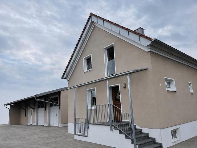 Wohnhaus mit Gewerbehalle und Hobbyraumanbau