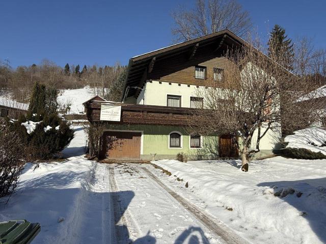 Großes Wohnhaus mit gemütlicher Bauernstube, offenem Kamin, Kachelofen, Garage und süd westseitiger Terrasse