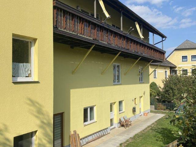 Wohnhaus mit Geschäftsräumlichkeiten in zentraler Lage