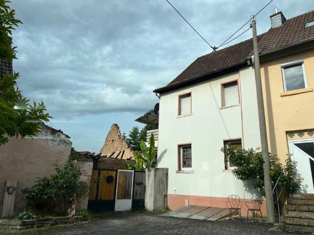 Wohnhaus mit großzügigen Grundstück mit viel Potenzial!