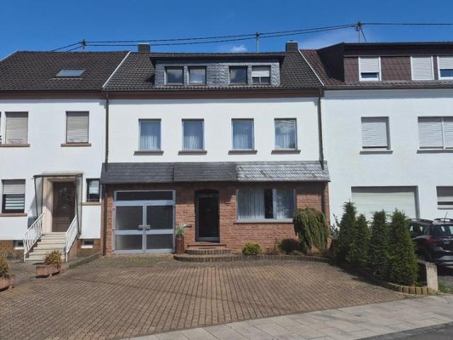 Wohnhaus mit großem Garten