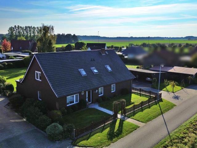 Wohnhaus mit großem Grundstück in ruhiger Ortsrandlage