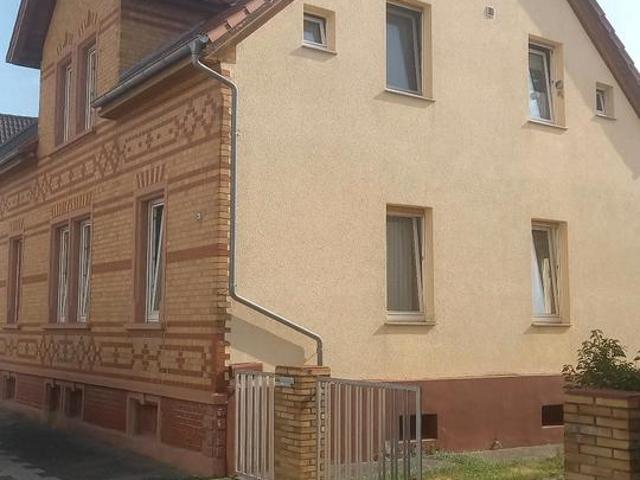 Wohnhaus mit großem Grundstück