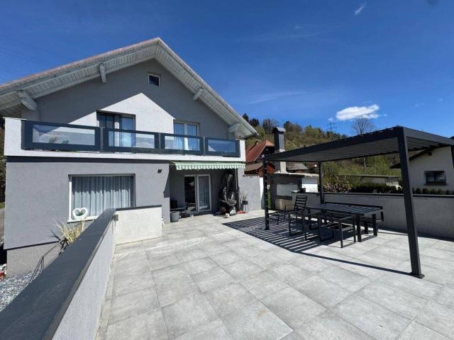 Wohnhaus mit großer süd westseitigen Terrasse, südseitiger Balkon, Garagen u. Carports in herrlicher Ruhelage!
