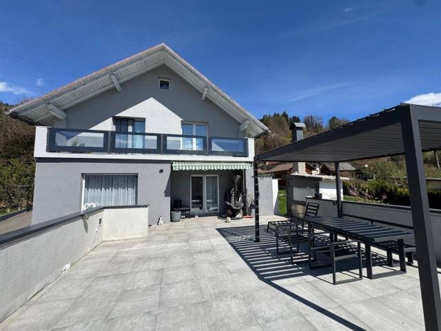 Wohnhaus mit großer süd westseitigen Terrasse, südseitiger Balkon, Garagen u. Carports in herrlicher Ruhelage!