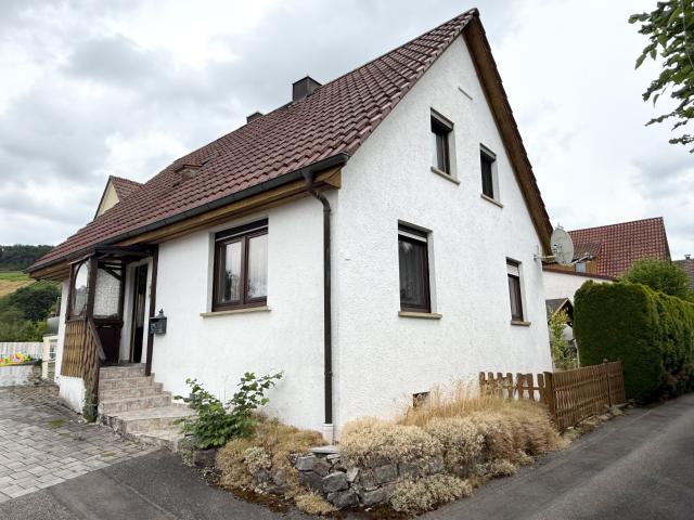 Wohnhaus mit Doppelcarport
