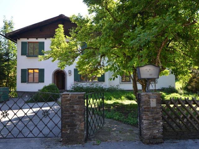Wohnhaus mit Doppelgarage samt Grundstück