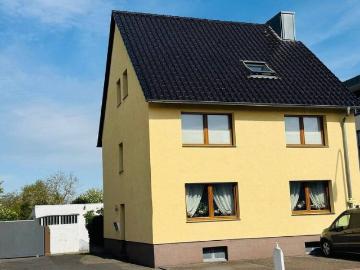 Wohnhaus mit Halle und Gartenareal in Euskirchen: Ideal für Eigennutzer & Anleger