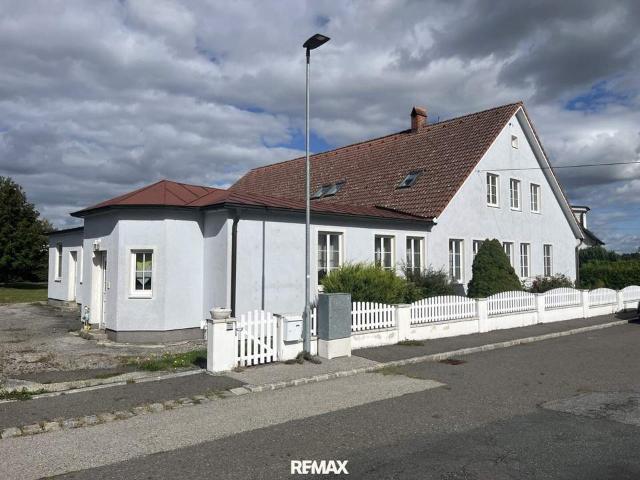 Wohnhaus mit mehreren Nebengebäuden in Ruhelage