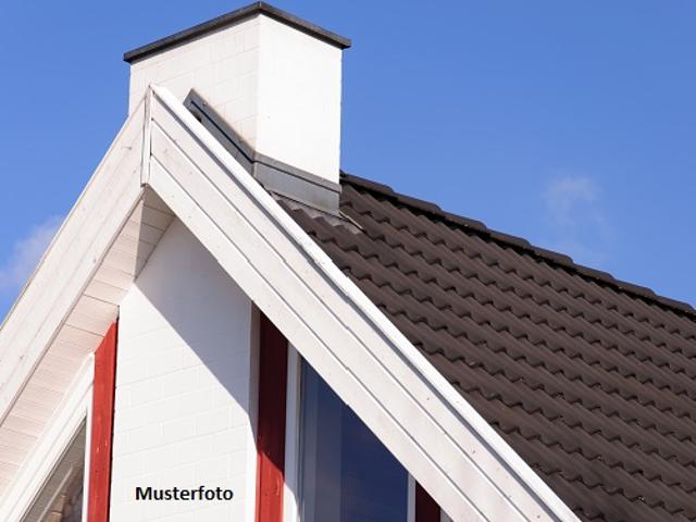 Wohnhaus mit Nebengebäude und 2 Garagen