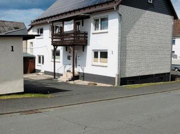 Wohnhaus mit Nebengebäude und 2 Garagen in Zentraler Lage