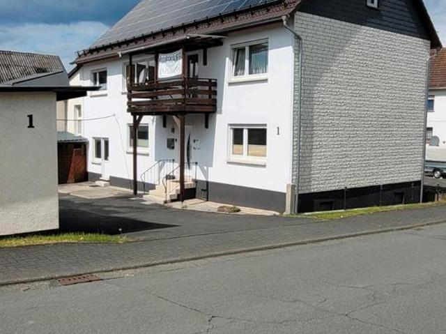 Wohnhaus mit Nebengebäude und 2 Garagen in Zentraler Lage