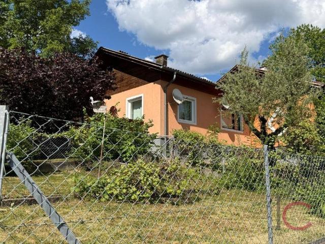 Wohnhaus mit Nebengebäude und Entwicklungspotential in Sonnenlage